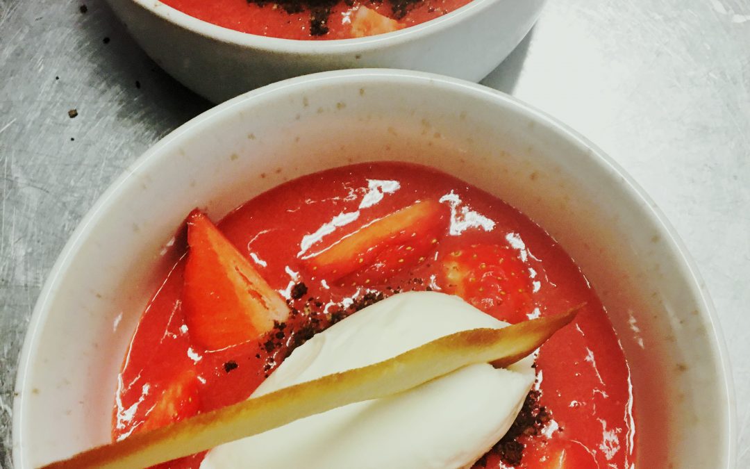 Recette :  Les premières fraises de Pézénas au naturel, sorbet au yaourt et émulsion à l’eau de roseRecette :