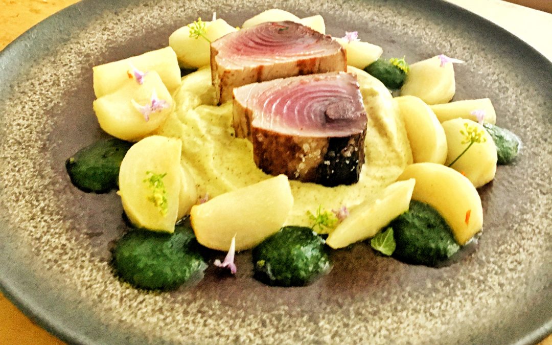 Bonite mi cuite, navets glacés au piment doux, pesto basilic menthe